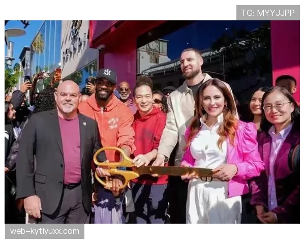 乔丹·汤普森赛后背着名牌行李箱走人，旁边球迷捧着泡面，这反差有点刺眼